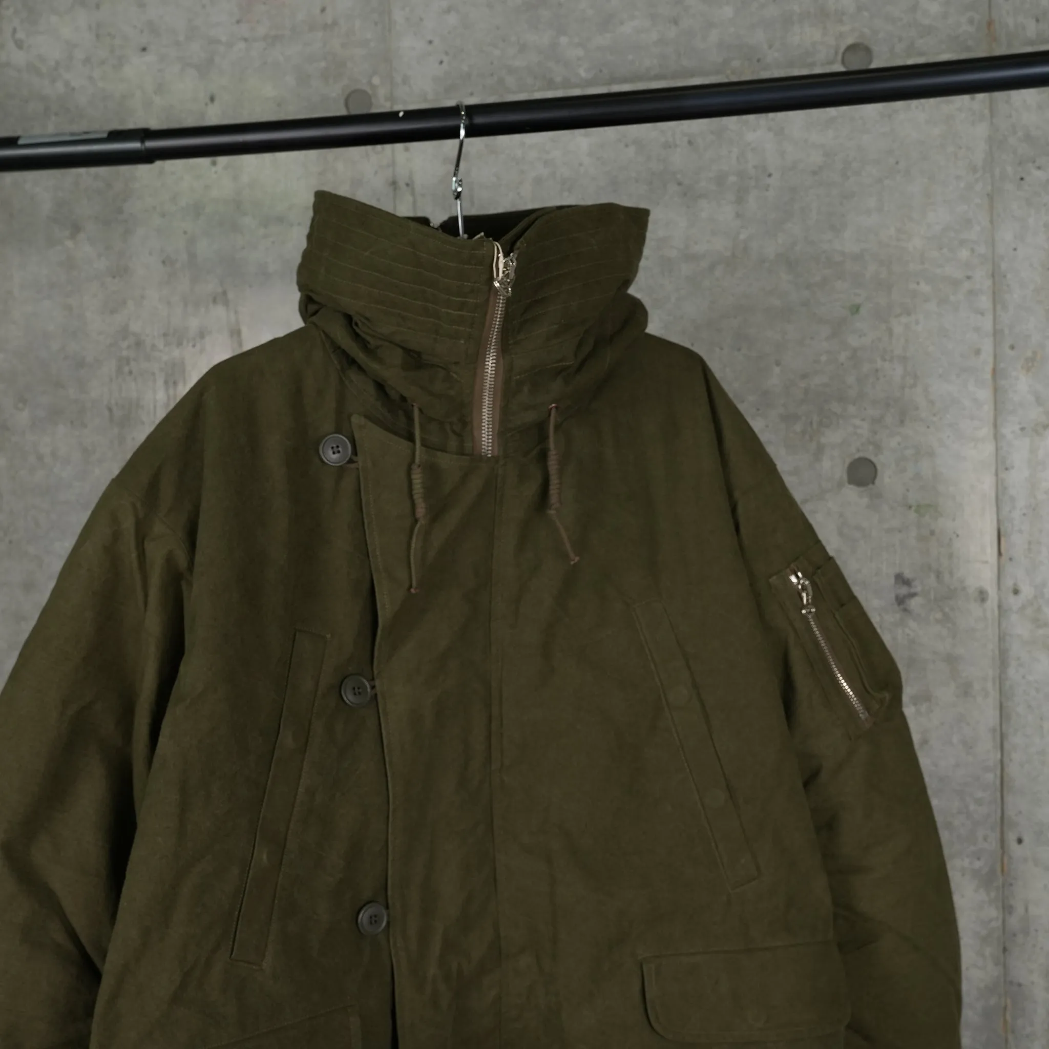 HOODED DOWN COAT / KHAKI